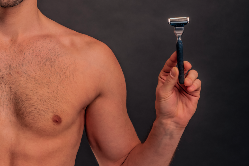 depilazione maschile: meglio il rasoio o l'epilazione laser?
